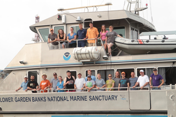 Group photo of students and crew on the port side of R/V MANTA