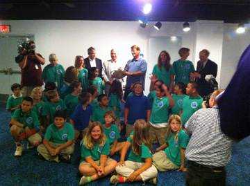 Group photo of students, Galveston Mayor, Senator Larry Taylor, Ben Higgins, a sea turtle, and a few teachers